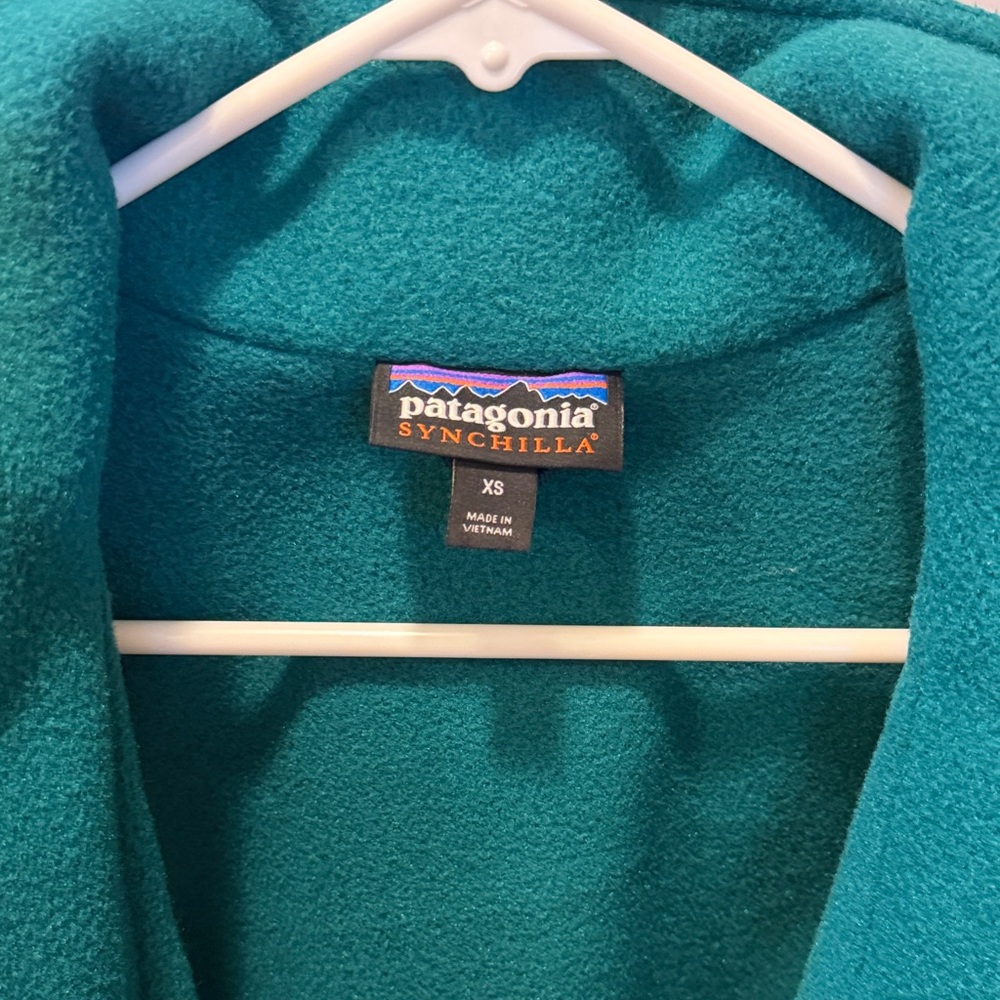 Women’s XS Patagonia navy jacket with teal lining LIKE NEW - Picture 2 of 7